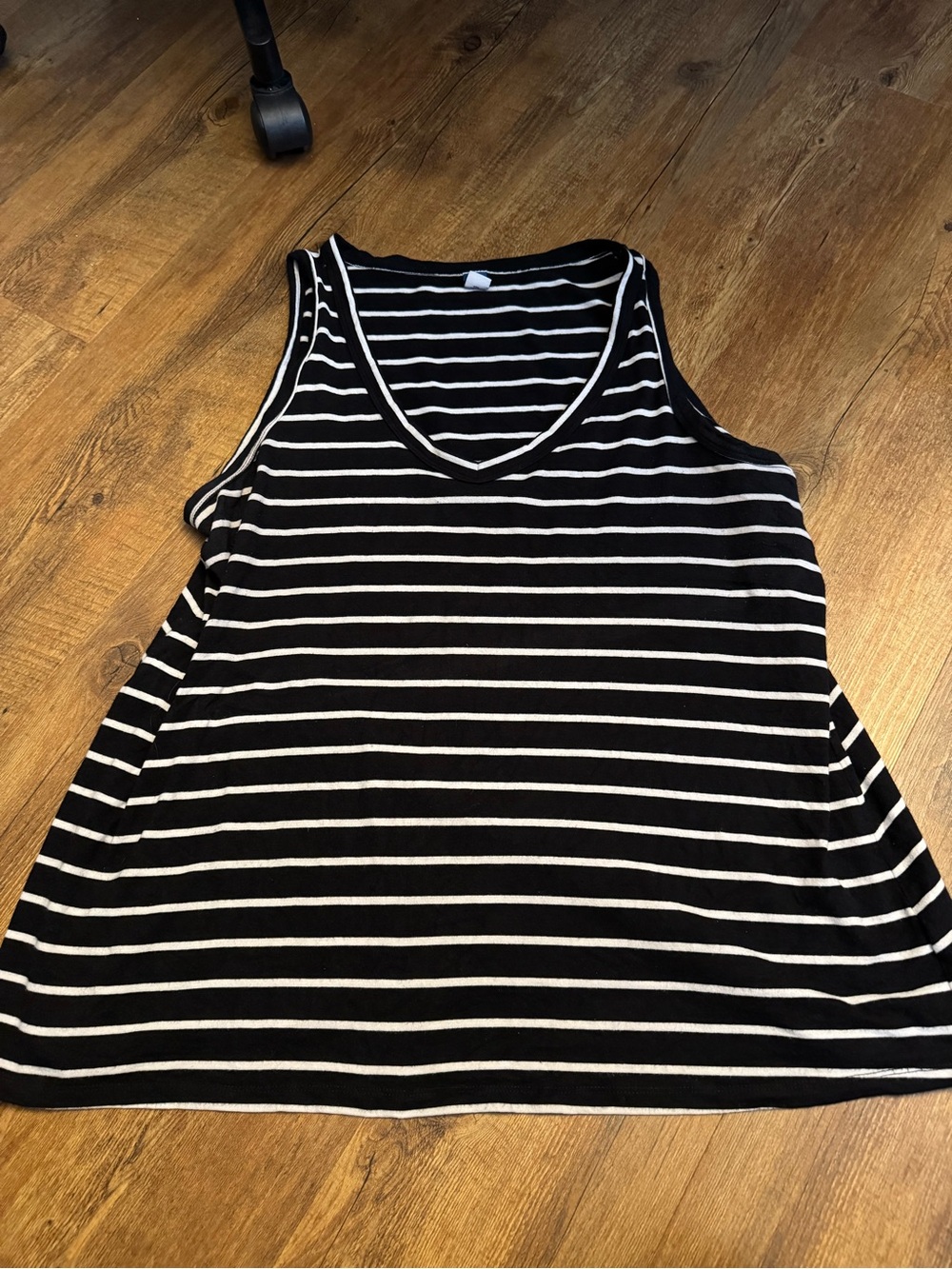 Old Navy Black and White Striped V-Neck Tank - Picture 2 of 4